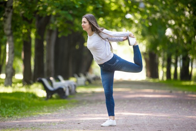 Pose du Seigneur de la danse dans l&#39;allée du parc