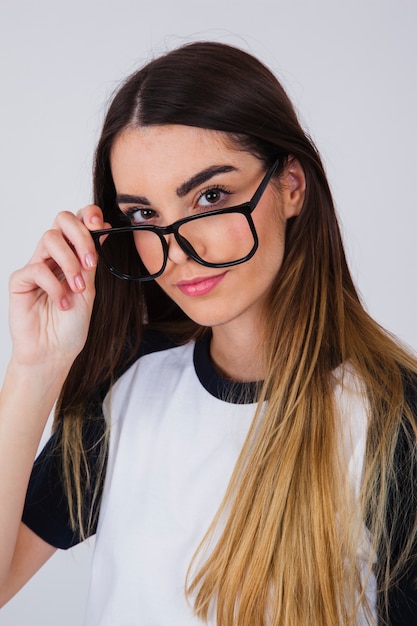 Pose intellectuelle avec des lunettes