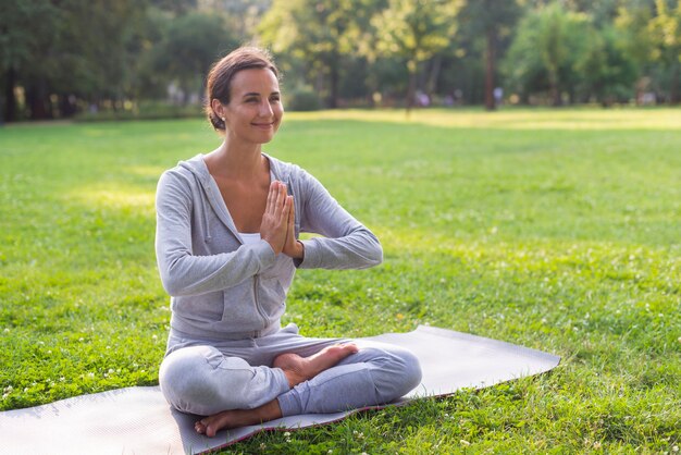 Pose de méditation femme smiley vue de côté