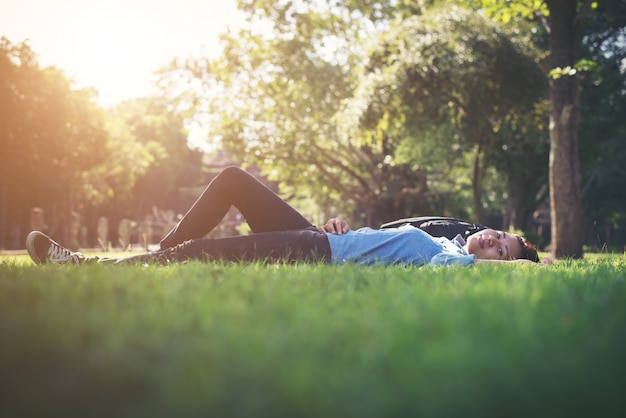 pose mode de vie de femme sensorielle extérieure