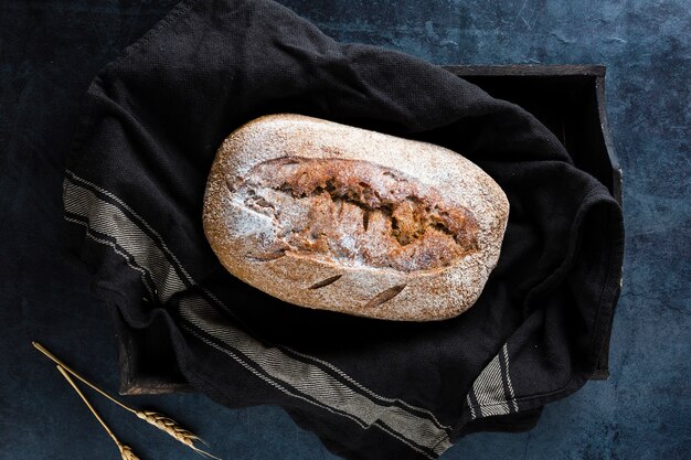 Pose de pain sur un drap noir