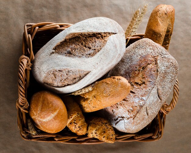 Pose à plat du pain et des croissants dans le panier