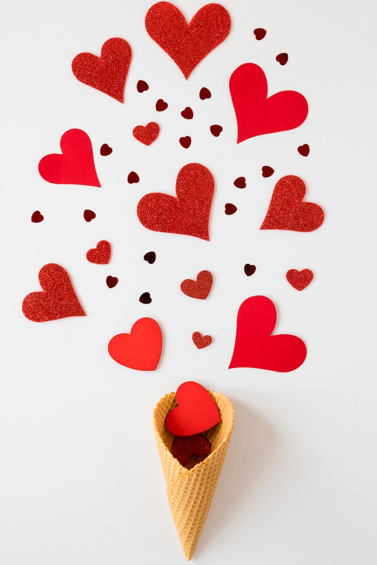 Photo gratuit pose plate de cornet de crème glacée avec cœur pour la saint-valentin