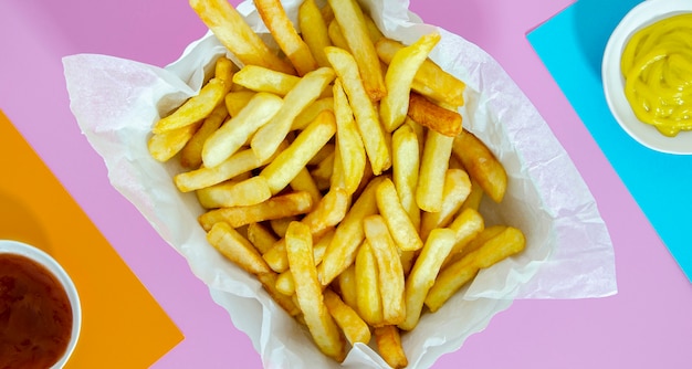 Pose plate de frites à la moutarde et au ketchup