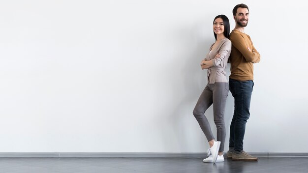 Positif mâle et femme adulte posant avec copie espace