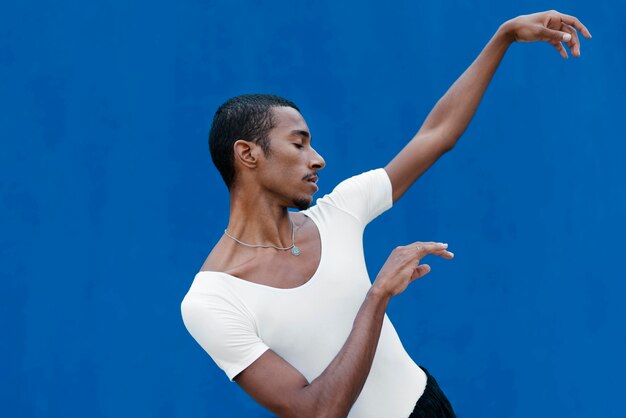 Position de danse transgenre à plan moyen