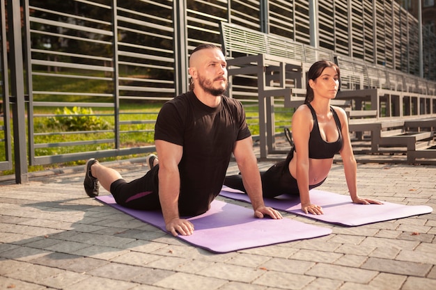 Position d'étirement complet sur tapis de yoga