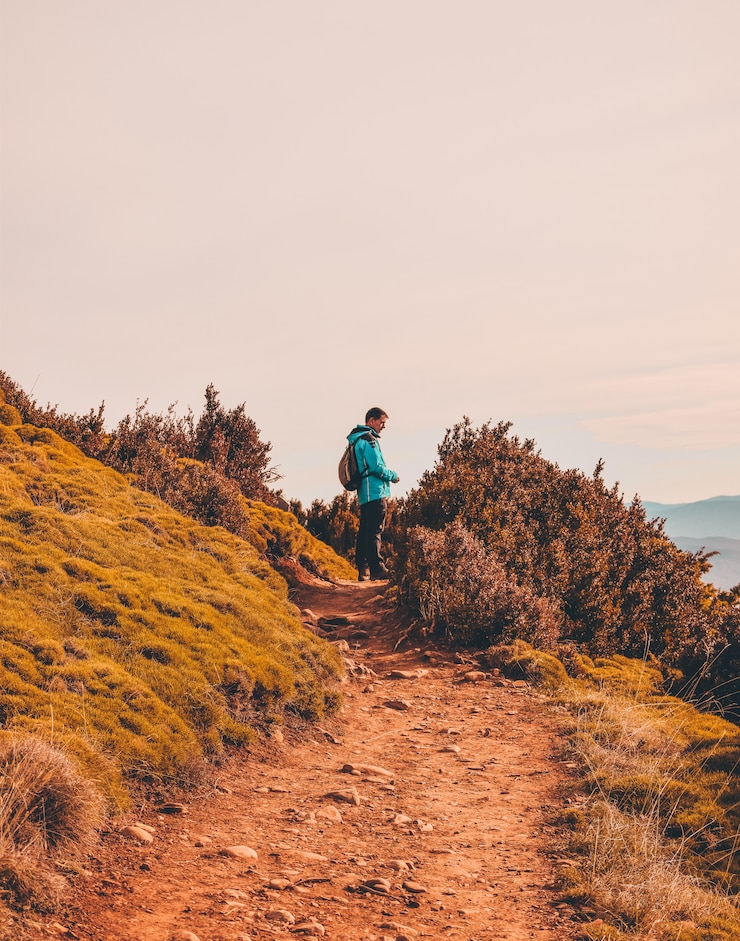 Photo gratuit position homme, sur, chemin terre