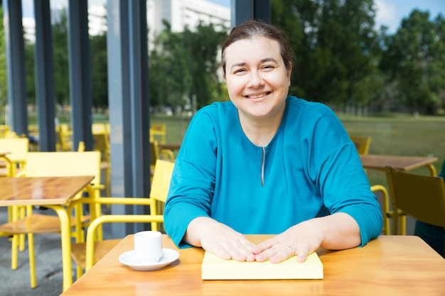 Positive enseignant de boire du café au café du collège