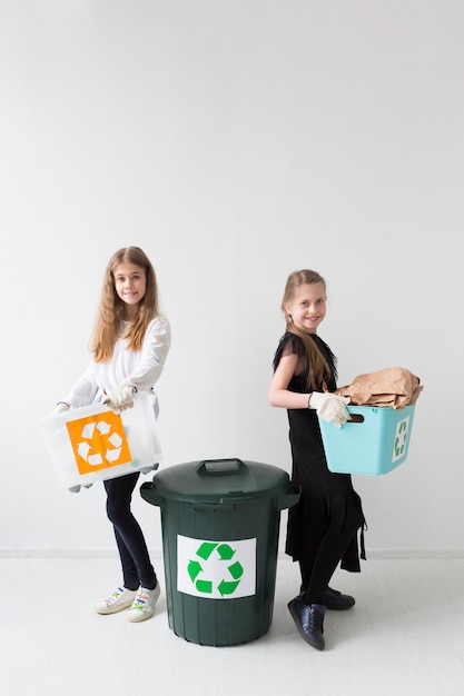 Photo gratuite positive jeune fille recyclant ensemble