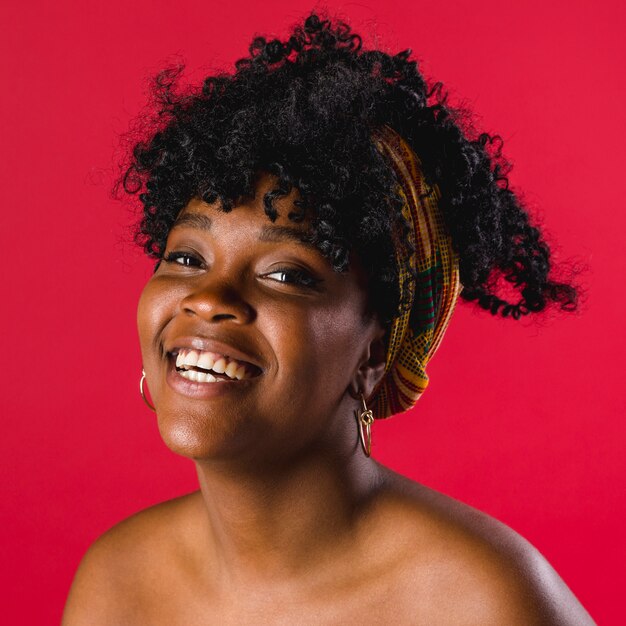 Positive nue jeune femme noire en studio