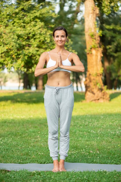 Posture debout femme debout