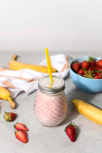 Pot à angle élevé avec smoothie aux fraises