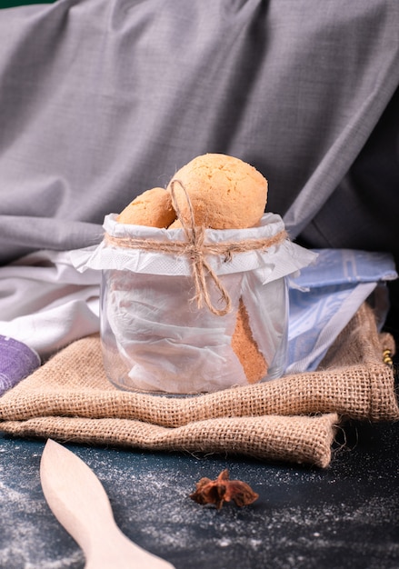 Photo gratuite le pot de biscuits sur nappe