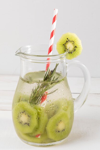 Pot avec boisson fraîche au kiwi