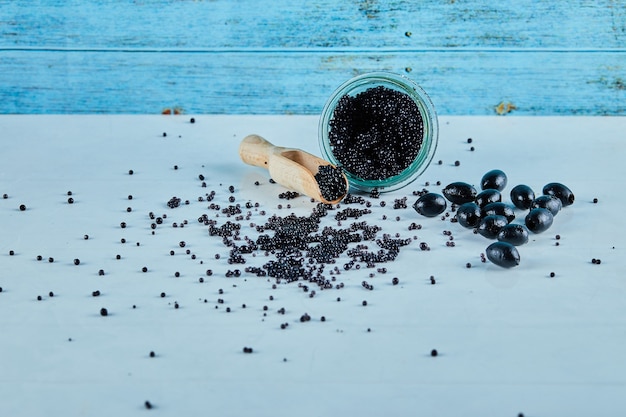 Un pot de caviar sur fond bleu.