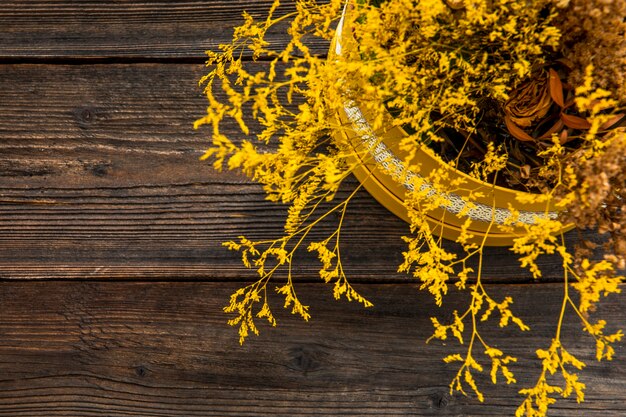 Pot de fleurs sur fond en bois