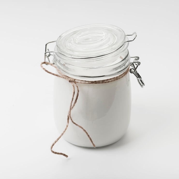 Photo gratuit pot grand angle avec du lait frais