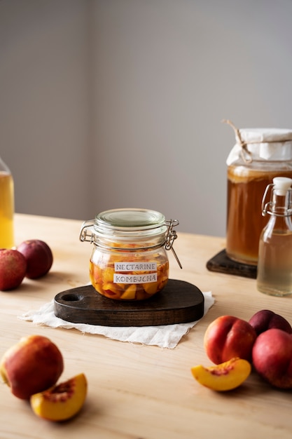 Pot de kombucha nectarine savoureux avec étiquette