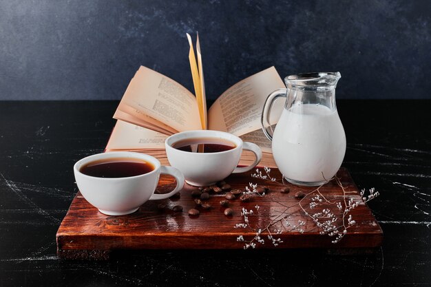 Pot de lait avec café filtré