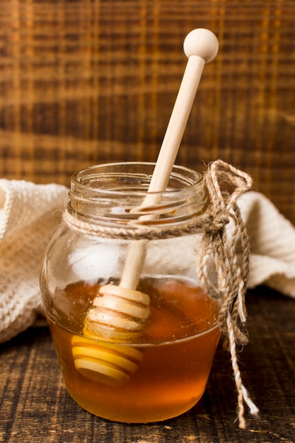 Photo gratuite pot de miel avec une cuillère