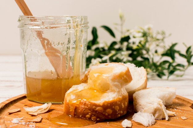 Pot de miel avec du pain