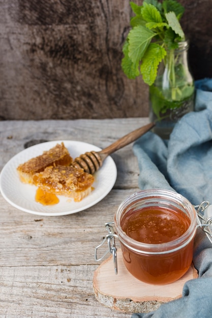 Pot de miel avec des morceaux de nid d&#39;abeille