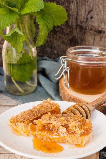 Pot de miel avec des morceaux de nid d&#39;abeille