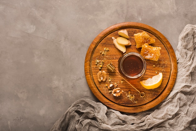 Pot de miel vue de dessus avec de la nourriture et de miel