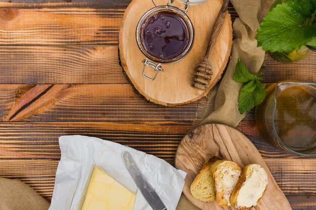 Pot de miel vue de dessus avec de la nourriture et de miel