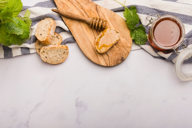 Photo gratuite pot de miel vue de dessus avec de la nourriture et de miel