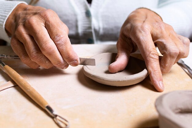 Pot de modelage artisan en gros plan