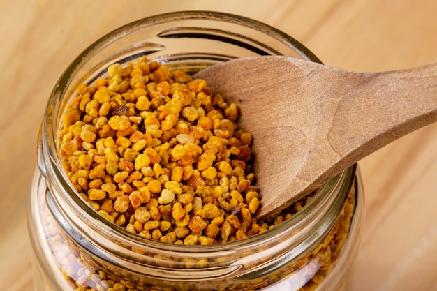 Pot à pollen avec cuillère en bois