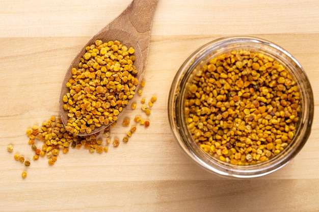 Photo gratuite pot à pollen avec cuillère en bois