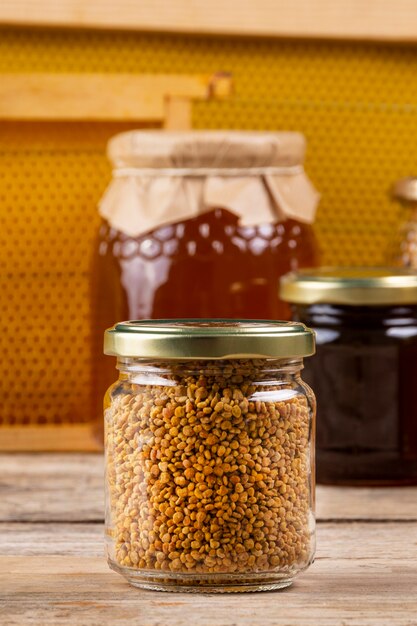 Pot à pollen avec pots de miel et nid d'abeille