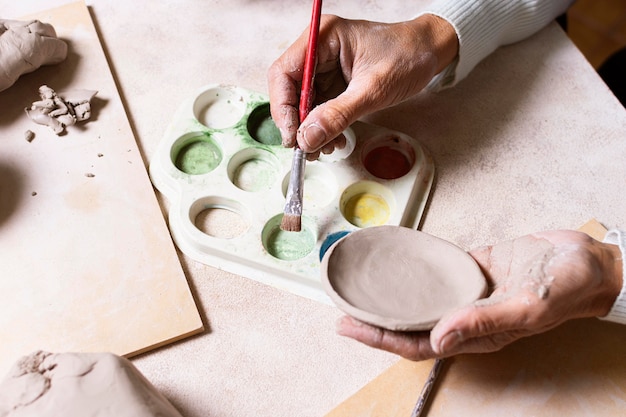 Pot de poterie de peinture