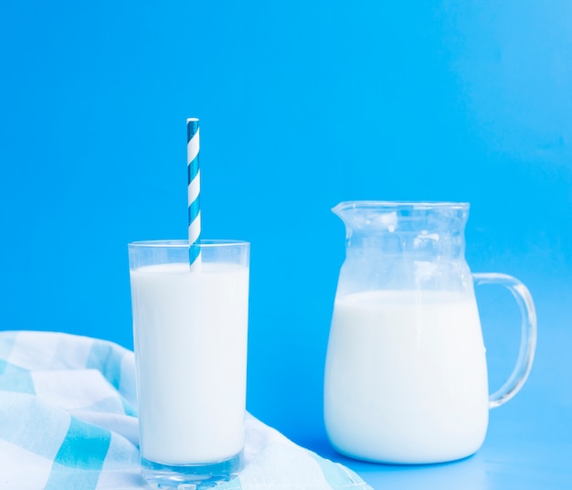 Pot et verre de lait avec une paille