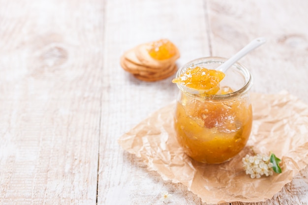 Pot en verre avec de la marmelade