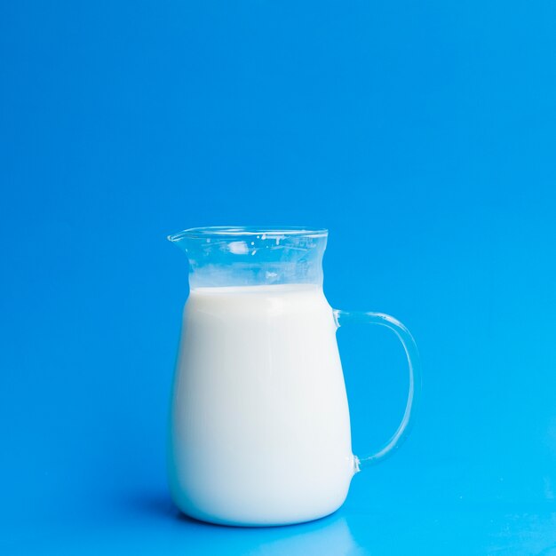 Pot de verre plein de lait