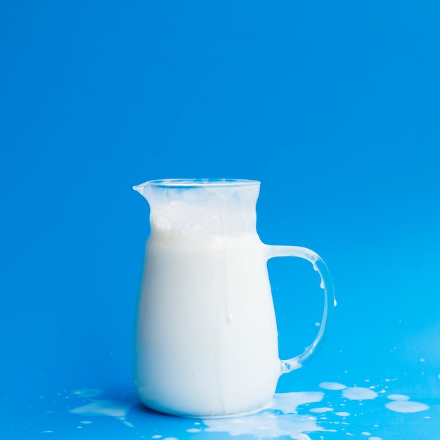Pot de verre plein de lait