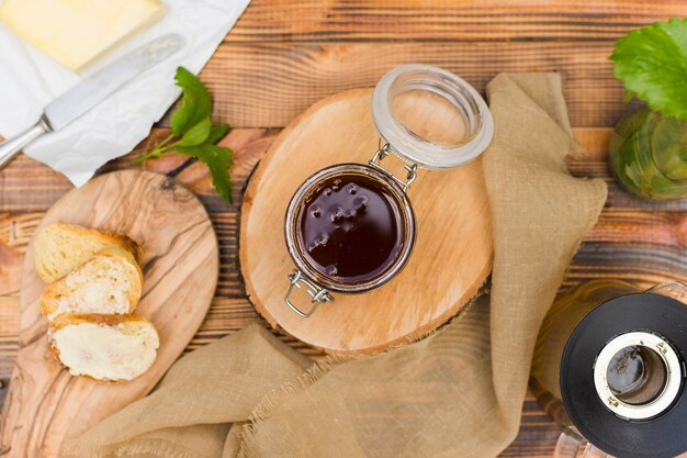 Pot en verre plein de miel avec une cuillère à miel