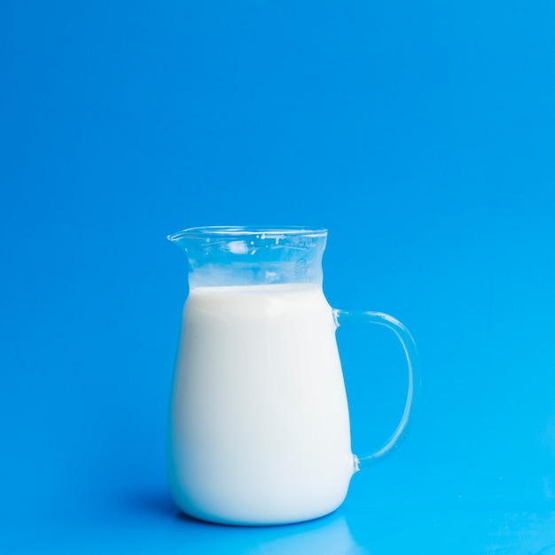 Un pot de verre rempli de lait.