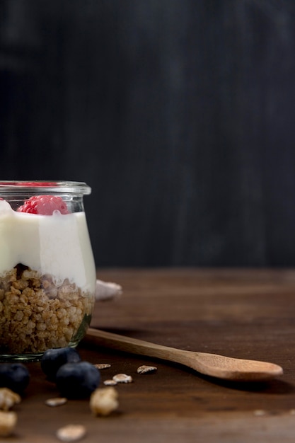 Pot avec yougurt et granola