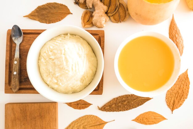 Potage à la citrouille avec purée de pommes de terre dans des bols