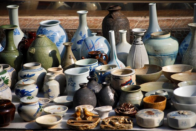 Poterie dans le marché aux puces d&#39;Asie