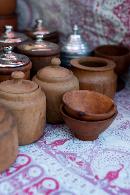 Photo gratuite pots à angle élevé sur le marché de l'occasion