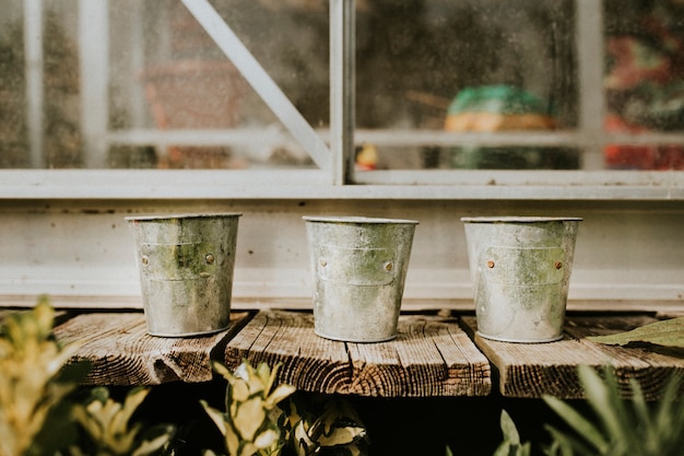 Pots de fleurs sur table en bois rustique