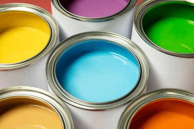 Pots de peinture colorés à angle élevé