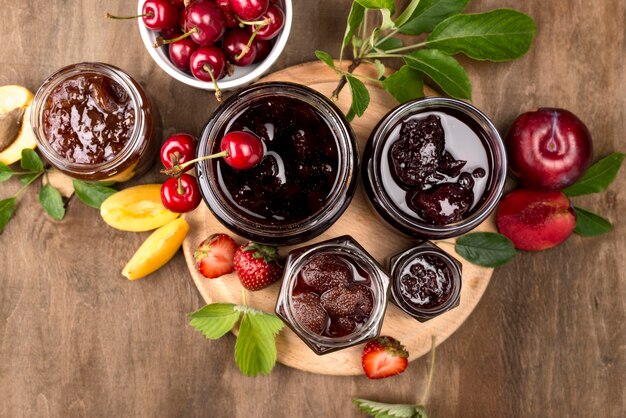 Pots vue de dessus avec compote de fruits