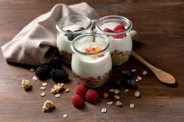 Pots avec yougurt et granola